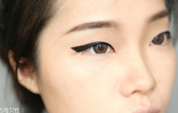 猫眼妆画法步骤图 韩国慵懒猫眼妆画法