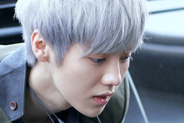 男生染烟灰色好看吗 烟灰色怎么染