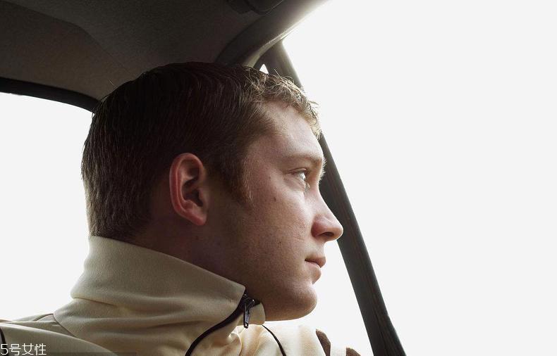 男士鬓角怎么修好看 这3种能修饰脸型