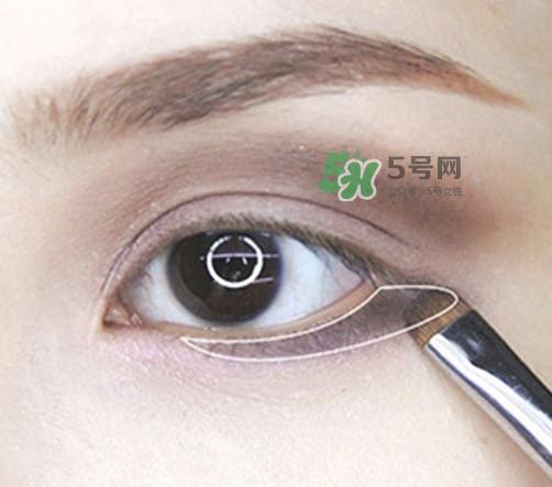 烟熏妆怎么画？烟熏妆的画法步骤图解