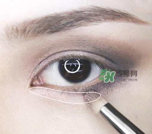 烟熏妆怎么画？烟熏妆的画法步骤图解