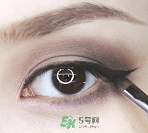 烟熏妆怎么画？烟熏妆的画法步骤图解