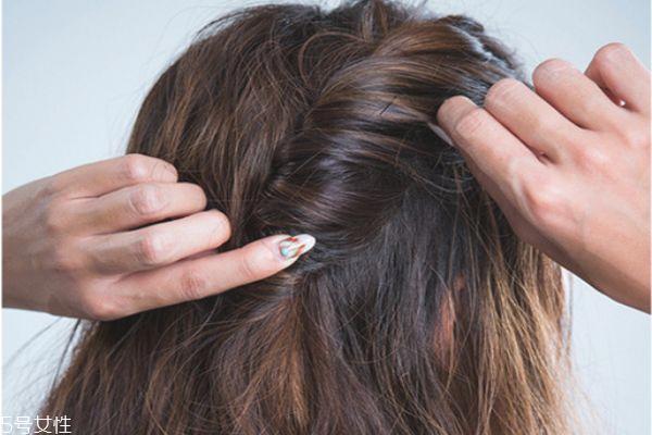 长卷发怎么扎好看图解 长卷发扎法步骤