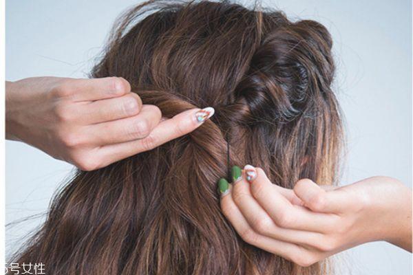 长卷发怎么扎好看图解 长卷发扎法步骤