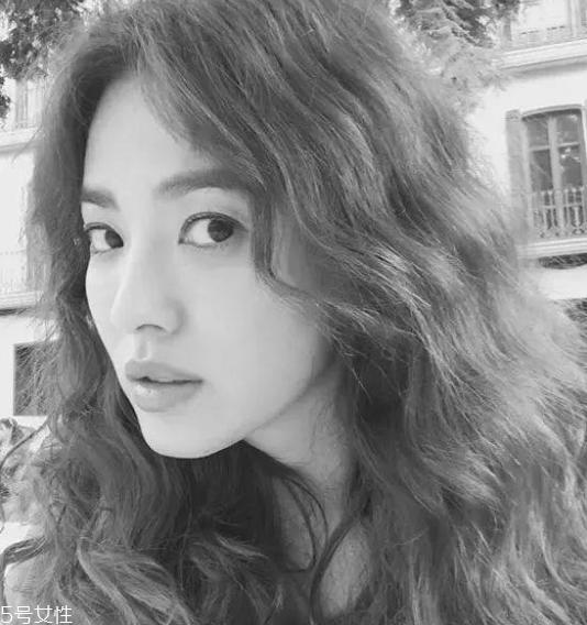 长卷发怎么扎好看图解 长卷发扎法步骤