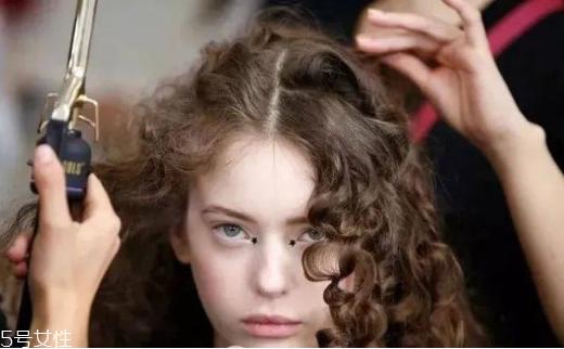 长卷发怎么扎好看图解 长卷发扎法步骤