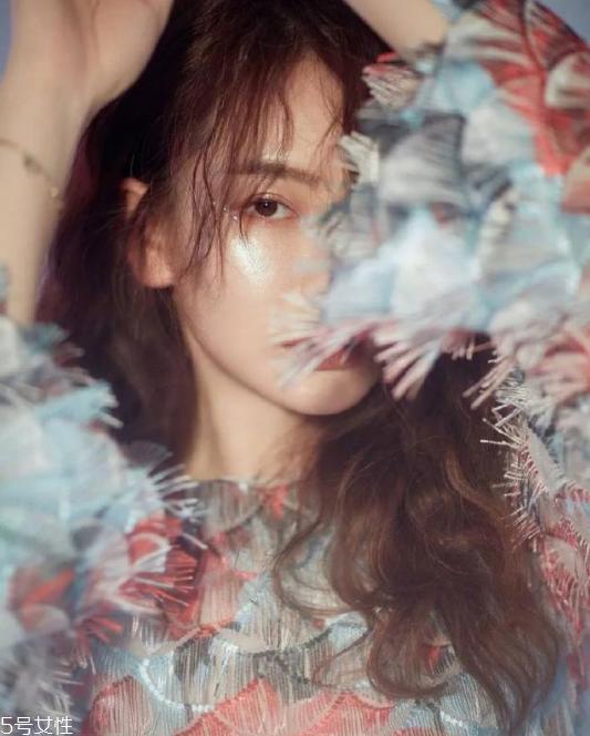 长卷发怎么扎好看图解 长卷发扎法步骤