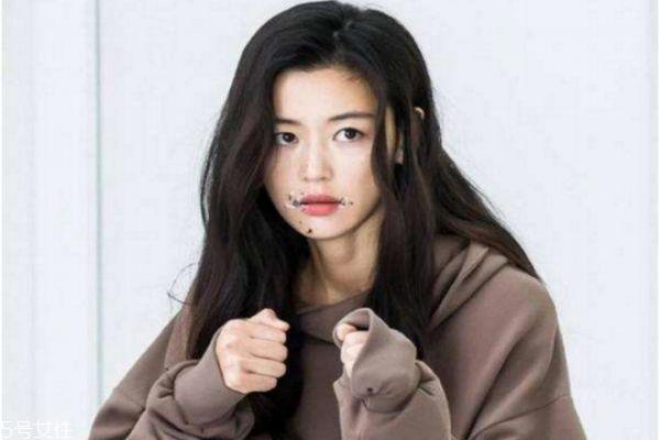 流行的新卷发发型 波浪长发图片