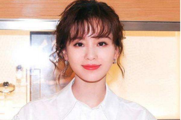 流行的新卷发发型 波浪长发图片