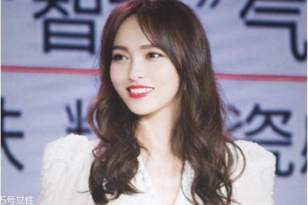 流行的新卷发发型 波浪长发图片