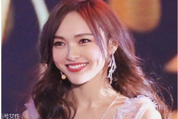 流行的新卷发发型 波浪长发图片