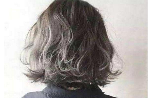 流行的新卷发发型 波浪长发图片