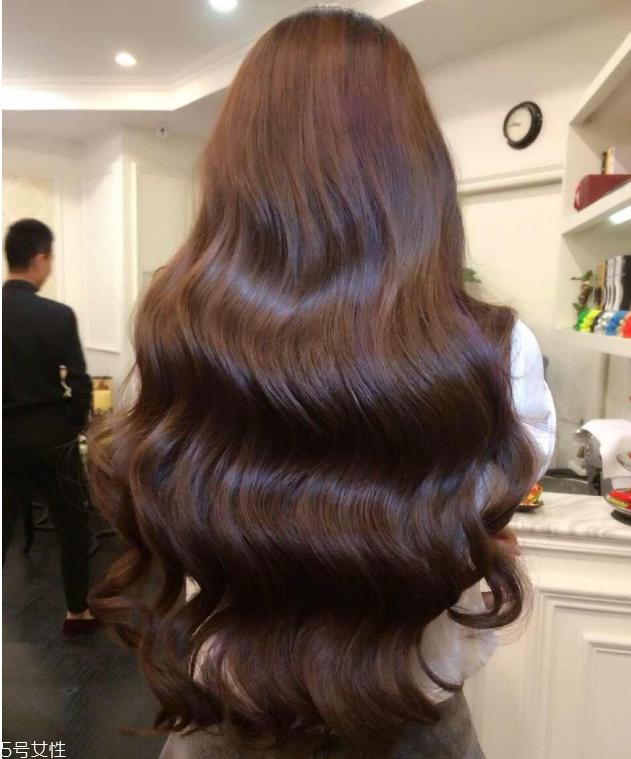 流行的新卷发发型 波浪长发图片