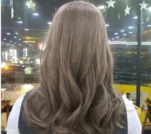 流行的新卷发发型 波浪长发图片
