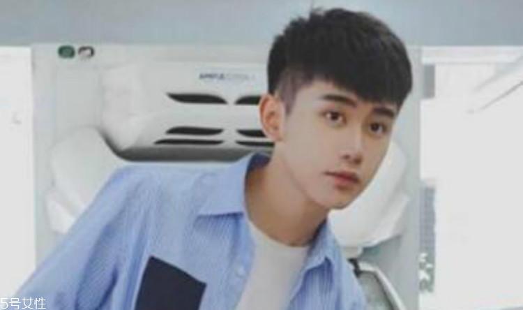 2022年男生流行的发型 简单酷帅男生春夏发型