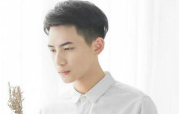 2022年男生流行的发型 简单酷帅男生春夏发型