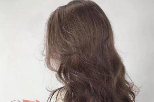 2022纹理烫女生中短发型