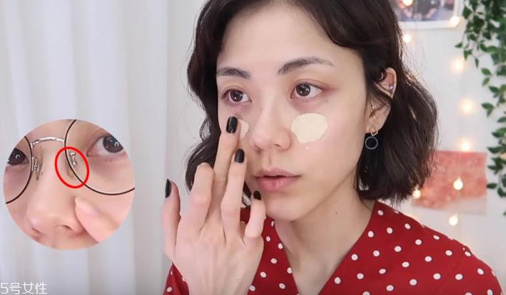 眼镜妆怎么画好看 干净又活泼的眼镜妆教程