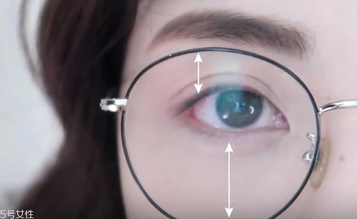 眼镜妆怎么画好看 干净又活泼的眼镜妆教程