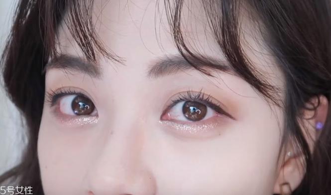 眼镜妆怎么画好看 干净又活泼的眼镜妆教程