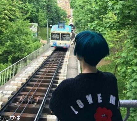 2022年最流行的染发色 2022显白洋气的发色