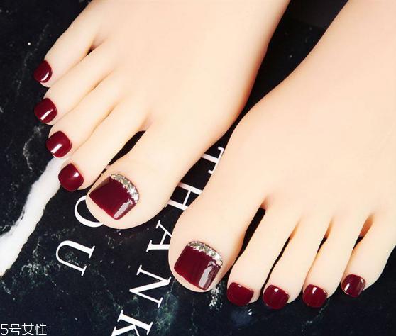 2022流行脚指甲款式图片 2022显白的脚部美甲图片合集