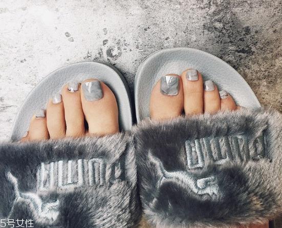 2022流行脚指甲款式图片 2022显白的脚部美甲图片合集