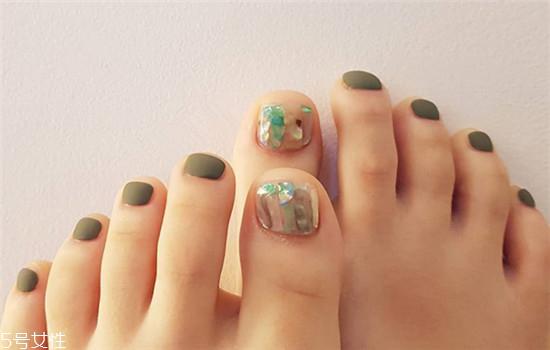 2022流行脚指甲款式图片 2022显白的脚部美甲图片合集