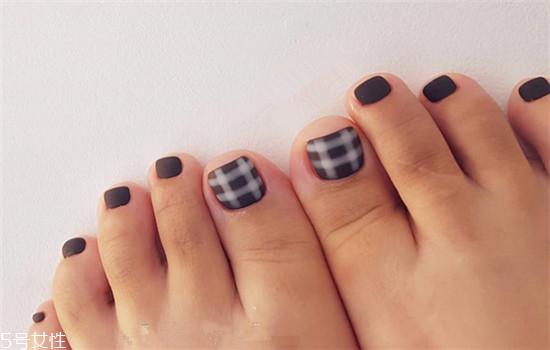 2022流行脚指甲款式图片 2022显白的脚部美甲图片合集