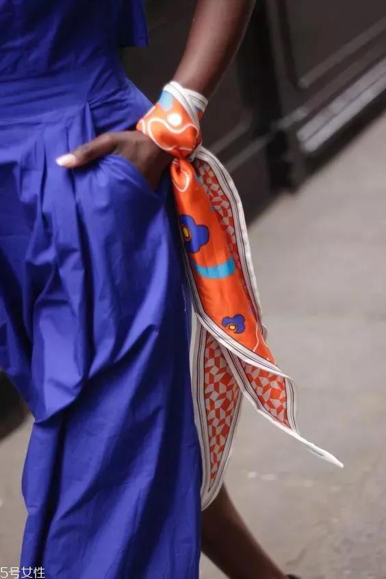 丝巾怎么围好看 丝巾的系法搭配