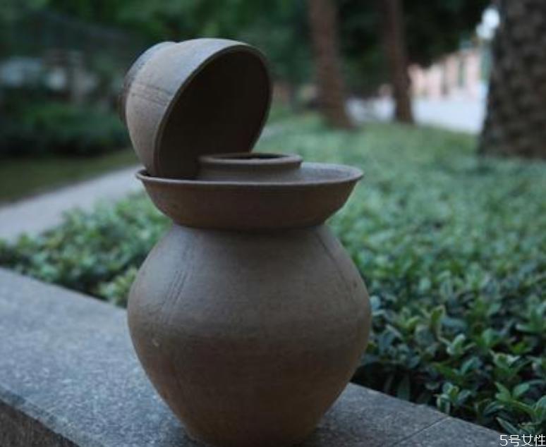 泡菜坛子哪种最好 泡菜坛子无釉有釉区别