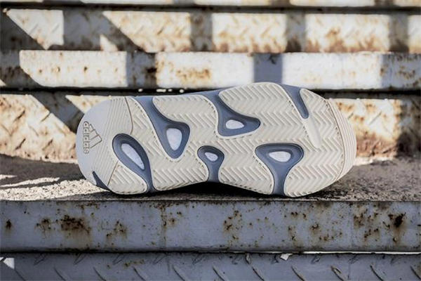 yeezy 700 inertia测评 上脚效果令人惊艳