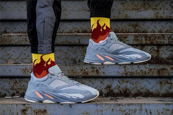 yeezy 700 inertia测评 上脚效果令人惊艳