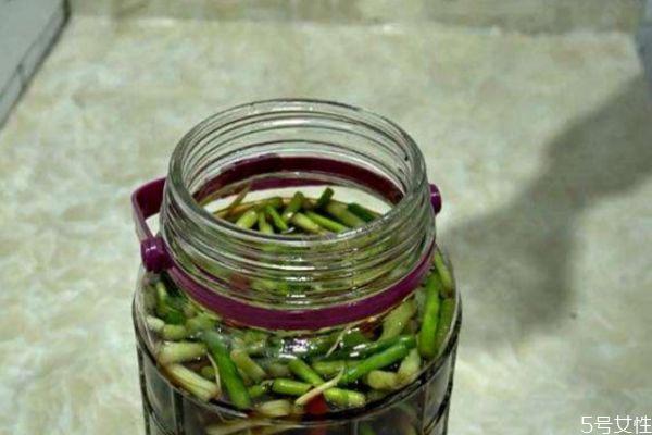 腌蒜苔怎么腌制好吃 腌蒜苔的简单方法