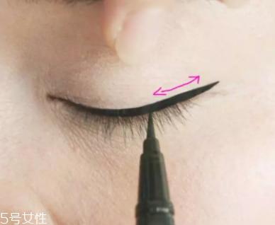 眼线笔怎么用?图解基本的步骤