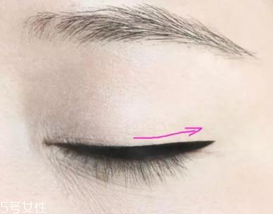 眼线笔怎么用？图解基本的步骤