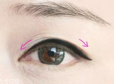 眼线笔怎么用？图解基本的步骤