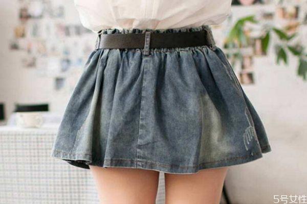 超短裙应该怎么搭配上衣 超短裙的搭配技巧