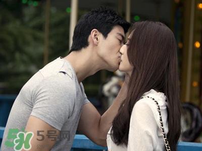 男女谈热吻：那感觉很缠绵