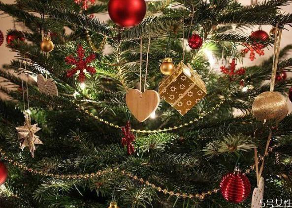 圣诞节为什么是红色和绿色 圣诞节的代表颜色