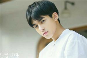2022年最流行的发型男 男生刘海这样弄好看