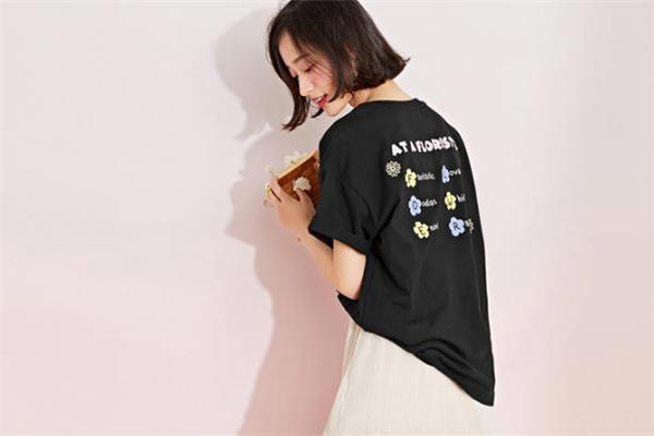 黑色衣服为什么会掉色 黑色衣服掉色怎样复原