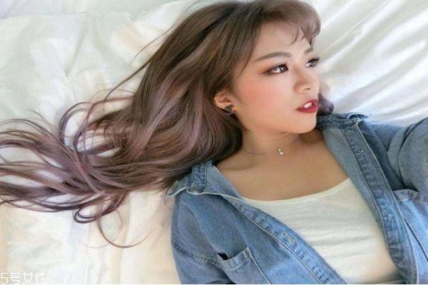 2019染什么颜色显皮肤白 2019流行染什么颜色