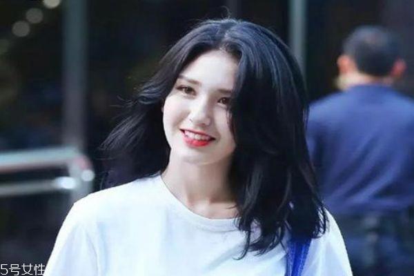 2019染什么颜色显皮肤白 2019流行染什么颜色