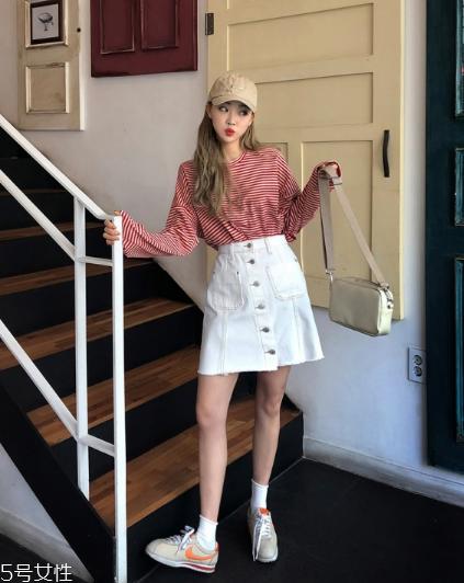 红色条纹t恤怎么搭配？永不过时的抢眼元素