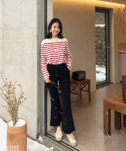 红色条纹t恤怎么搭配？永不过时的抢眼元素
