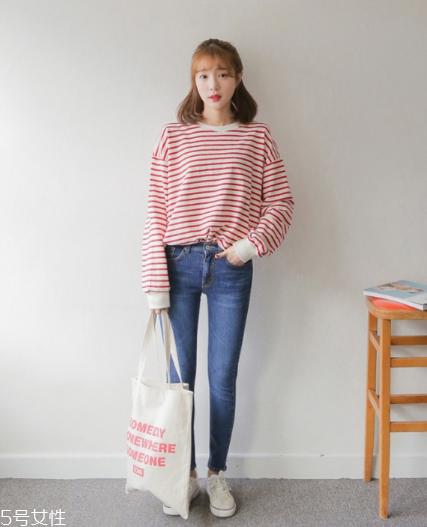红色条纹t恤怎么搭配？永不过时的抢眼元素