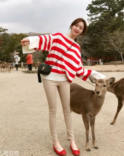 红色条纹t恤怎么搭配？永不过时的抢眼元素