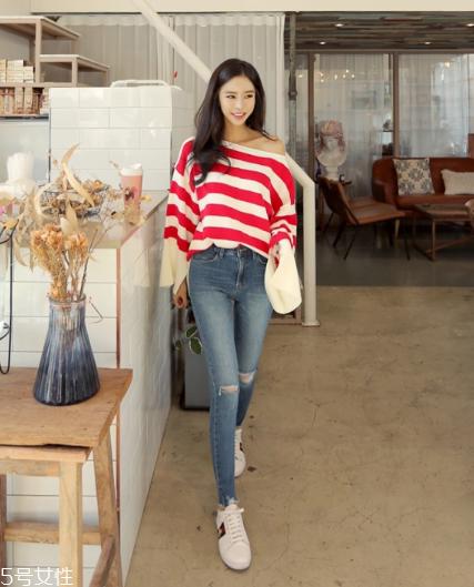 红色条纹t恤怎么搭配？永不过时的抢眼元素