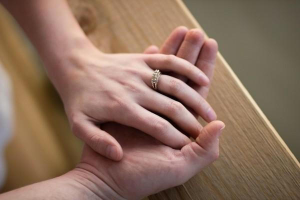 男子出车祸接孕妻电话求消防别出声 妻子怀孕丈夫应该做什么